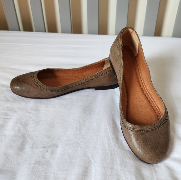 Frye Shoes - Frye Carson Leather Womens Flats Size 6B Color Sage / Light Brown